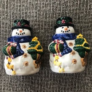 Earthenware snowman salt and pepper shaker set